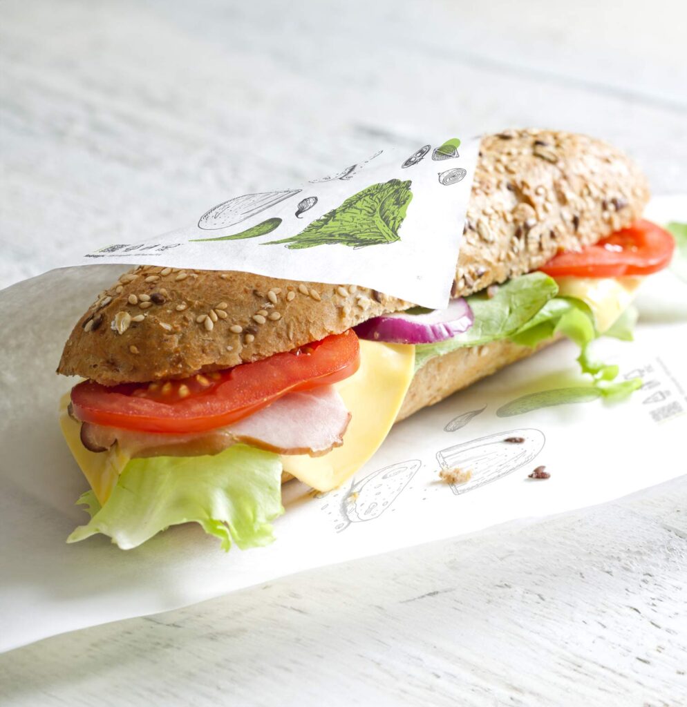 sandwich verpakt in foodpaper, vetvrijpapier broodjes verpakking